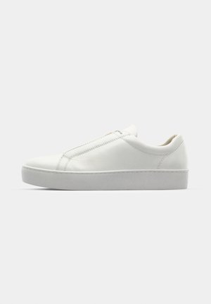 Hvide læders slip-on sneakers med en glat tekstur, rund tå og en tyk grå gummisål. Har en central lynlåslukning.