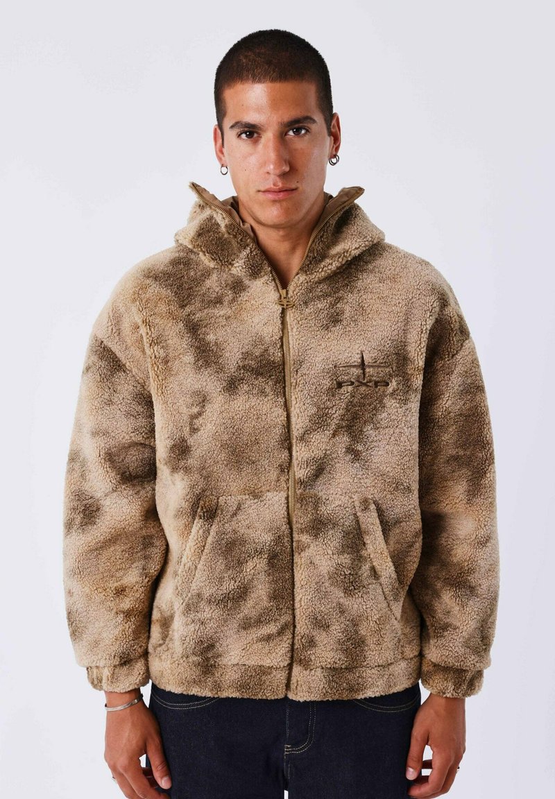 Felpa con zip color sabbia in pile, con una superficie texturizzata e soffice. Presenta un cappuccio, tasche laterali e sottili accenti a motivo scuro.