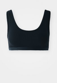 Čierny rebrovaný crop top brassiere s širokými ramienkami a okrúhlym výstrihom, s volánovým lemom a decentným logom značky na páske.