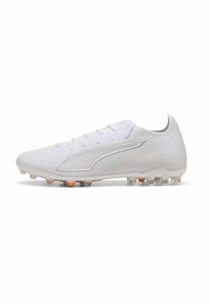 Crampons de football blancs avec tige texturée, accents argentés et design léger. Présentent une silhouette profilée et plusieurs crampons de traction.