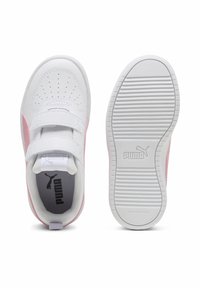 Zapatillas deportivas blancas con acentos en rosa, con un upper texturizado, diseño perforado y una correa de Velcro. Suela de goma lisa con agarre.