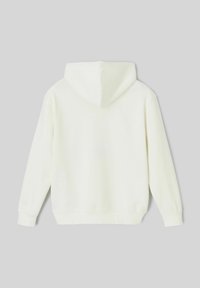 Sweatshirt blanc à capuche avec une texture douce, des manches longues et une coupe décontractée. Pas de logo ni de motifs visibles ; design simple et minimal.