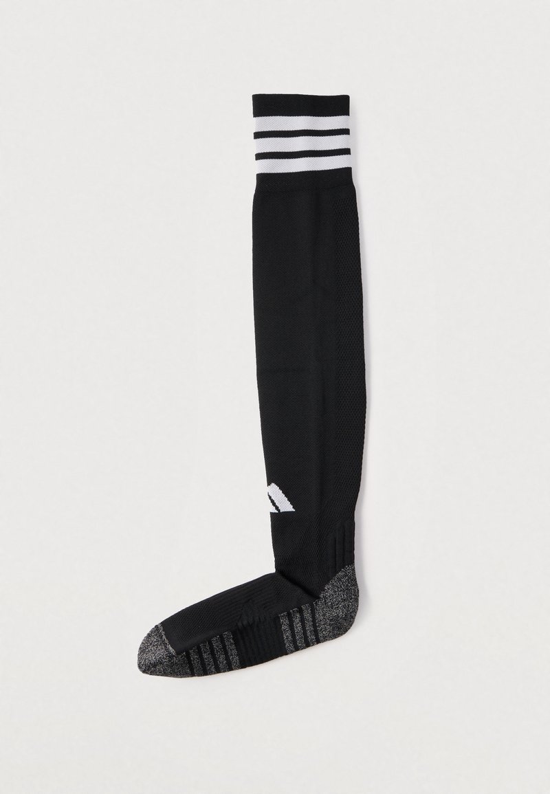 Μαύρες αθλητικές κάλτσες με λευκές ρίγες στην κορυφή, με υφή στο πέλμα και ενισχυμένη περιοχή στα δάχτυλα, σχεδιασμένες για αθλητική χρήση.