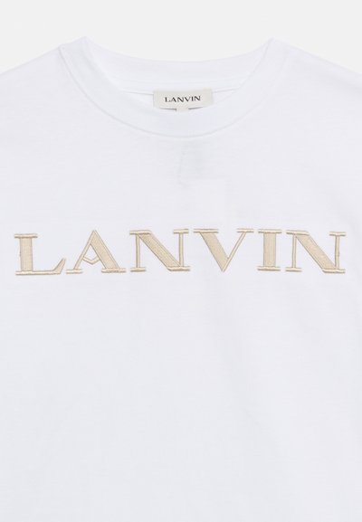 Λευκό T-shirt με στρογγυλή λαιμόκοψη, με κεντημένο λογότυπο "LANVIN" σε μπεζ χρώμα στο κέντρο του στήθους και υφασμάτινη ετικέτα στη λαιμόκοψη.