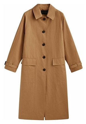Long trench-coat beige avec boutons noirs, deux poches avant à rabat, sangles ajustables aux manches et col classique.