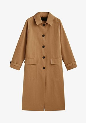 Long trench-coat beige avec boutons noirs, deux poches avant à rabat, sangles ajustables aux manches et col classique.