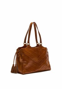 Borsa tote in pelle marrone con motivo a zigzag, con due manici e un dettaglio di nappina sul lato. La superficie testurizzata aggiunge profondità.