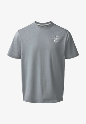 Világosszürke, rövid ujjú, kerek nyakú póló, bal mellrészen kis fehér "MCS" betűkkel és egy alak grafikával.