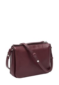 Bordowa skórzana torebka na ramię z zamkiem błyskawicznym, prostokątnym kształtem, smukłą sylwetką i regulowanym paskiem; z dodatkami w kolorze srebrnym.