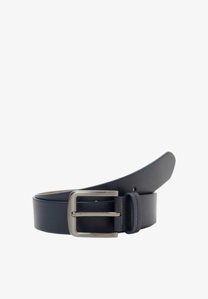 Ceinture en cuir bleu foncé avec une boucle métallique rectangulaire argentée, partiellement enroulée avec l'extrémité légèrement relevée.