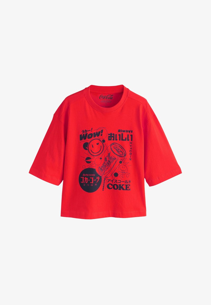 Rode katoenen T-shirt met korte mouwen en een ronde hals. Bevat een zwart grafisch ontwerp van Coca-Cola-logo's en Japanse tekst op de voorkant.