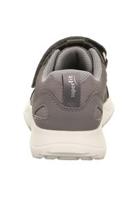 Grau Sport-Schuh mit einem Obermaterial aus Netzgewebe, verstellbarem Riemen, soliden grauen Akzenten, gepolstertem Fersenbereich und einer strukturierten weißen Außensohle.
