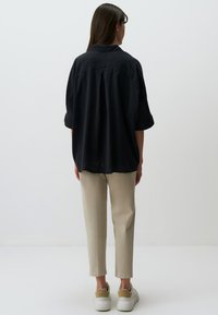 Jimmy Key LOOSE FIT THREE QUARTER SLEEVED SLIT - Camicia - black