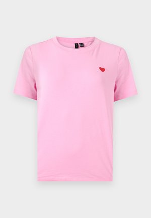 Tricou roz cu mâneci scurte și gât rotund, cu o inimă roșie mică brodată pe pieptul stâng.