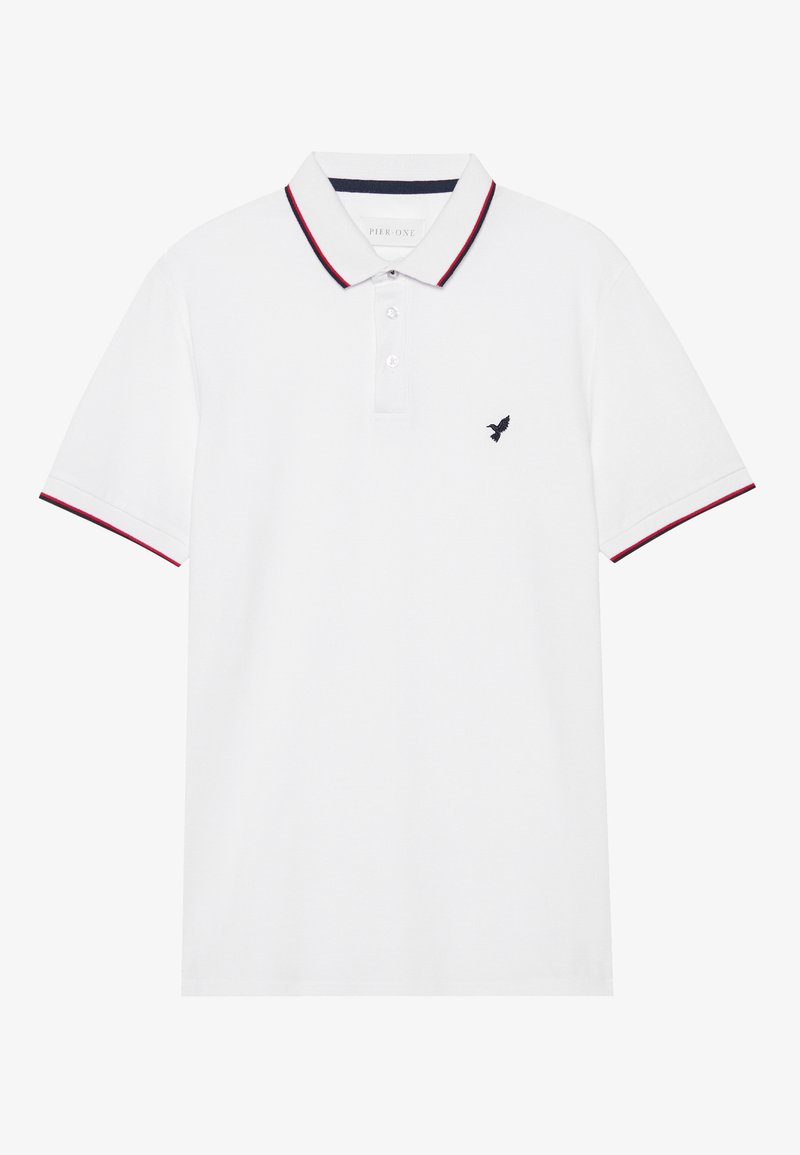 Weißes Poloshirt mit einer Knopfleiste mit drei Knöpfen, Kragenverzierung in Marineblau und Rot sowie einem kleinen blauen Vogel-Symbol auf der Brust. Aus Baumwollmaterial.