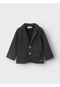 Blazer grigio antracite realizzato in tessuto morbido, con revers a punta, due bottoni in legno e due tasche frontali con un sottile etichetta logo.