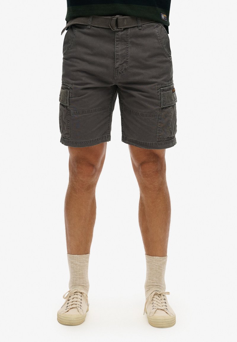 Shorts cargo en tissu gris foncé, avec des passants de ceinture et plusieurs poches latérales à rabat. Design jusqu'au genou avec une coupe décontractée.