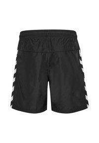 Svarta idrottsshorts med elastiskt midjeband som har vita diagonala ränder på sidorna. Tillverkade av lätt, slätt material.