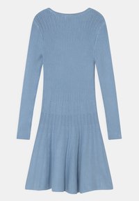 Modré pletené šaty s žebrovanou strukturou, dlouhými rukávy a rozšířenou sukní. Mají kulatý výstřih a tkaný vzor po těle.