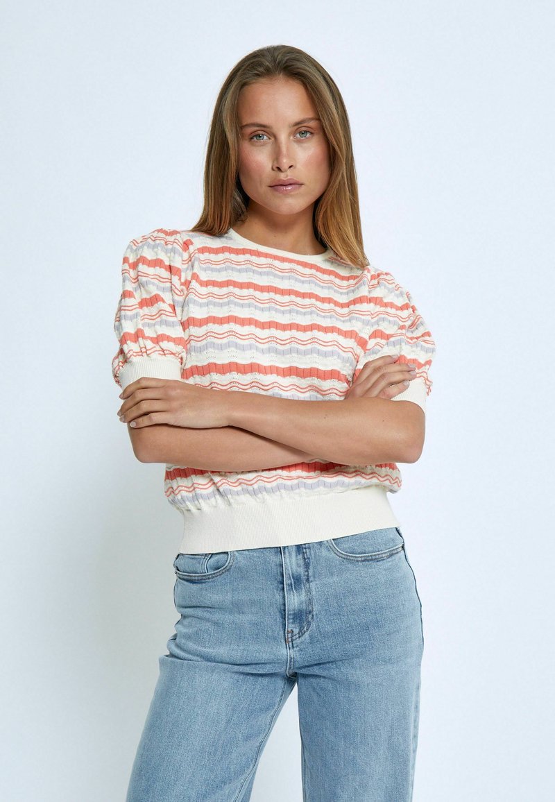 Maglione a maniche corte svasato con motivo a righe orizzontali arancione e bianco. Orlo e polsini a coste, tessuto texture, vestibilità casual.