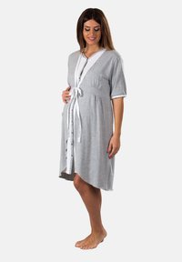 Accappatoio da maternità grigio a maniche corte con pannello a pois bianchi, bottoni frontali e cintura da annodare. Tessuto morbido con un design fluido.