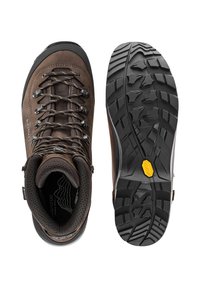 Braune Wanderstiefel aus Leder mit grauen Akzenten, strukturierter Oberfläche, Metallösen, gesicherten Schnürsenkeln und einer robusten schwarzen Gummisohle mit Vibram-Logo.