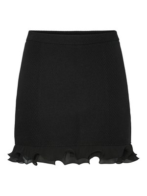 Svart mini-skjørt med teksturert stoff, med en rynket nederkant. Glatt midje og plisserte detaljer gir subtil interesse til designet.