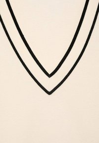 Tessuto a maglia crema con profondo scollo a V bordato in contrasto di nero, texture liscia e design simmetrico incentrato sul neckline.
