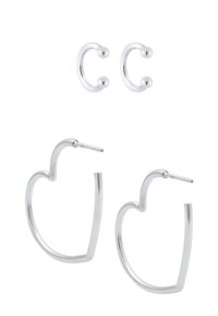 Pendientes de metal plateado con dos diseños: grandes aros en forma de corazón y pequeños pendientes curvados con extremos redondeados. Acabado liso y brillante.