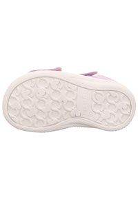 White rubber sole of a child’s shoe with heart-shaped tread patterns and "superfit 20" embossed in the center, showing light purple upper edges.
