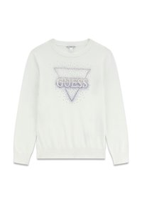 Pull en tricot blanc présentant un motif triangulaire texturé avec le logo "GUESS" en bleu, orné de petits strass. Poignets et encolure côtelés.
