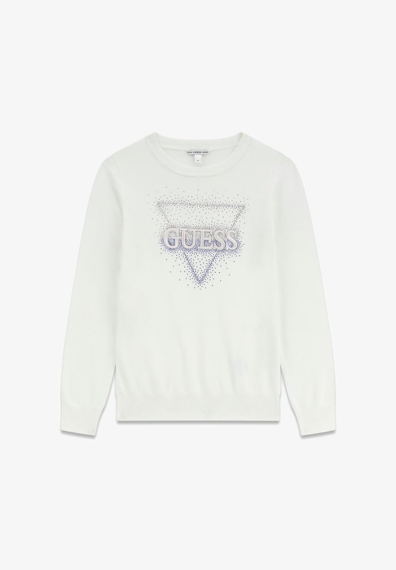 Pull en tricot blanc présentant un motif triangulaire texturé avec le logo "GUESS" en bleu, orné de petits strass. Poignets et encolure côtelés.