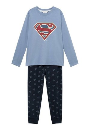 Blaues Langarmoberteil mit einem roten Superman-Logo und marineblauen Hosen, die ein wiederholtes Rautenmuster aufweisen. Hergestellt aus einem weichen Baumwollgemisch.