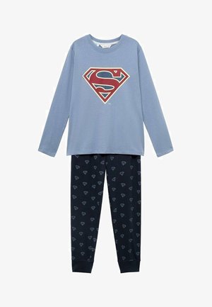 Plava dugosleeve majica s crvenim Superman logotipom i tamnoplavim hlačama s ponavljajućim uzorkom u obliku dijamanta. Napravljena od mekanog pamučnog materijala.