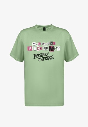 Mintgrønn bomulls-t-skjorte med dristig, flerfarget tekst: "Vil du ha et stykke av meg?" og "BRITNEY SPEARS" i graffiti-stil.