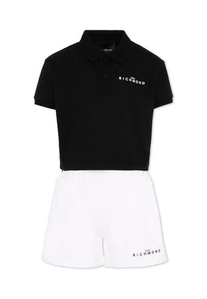 Set composto da polo nera corta e pantaloncini bianchi, entrambi con piccoli loghi "John Richmond" sul davanti.
