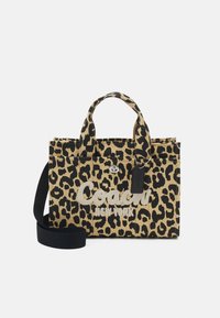 Kangaskassi leopardikuosisella painatuksella, jossa on kaksoiskahvat, irrotettava musta olkahihna, hopeinen logo-otsikko ja metalliset yksityiskohdat.