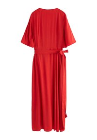 Rød maxikjole i letvægtstof med korte ærmer, bindebælte i taljen og en svævende nederdel. Har en simpel rund halsudskæring og en glat overflade.