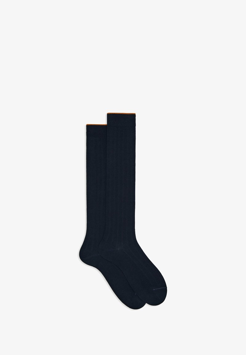 Calze a ginocchio di un blu scuro con una texture a costine e dettagli arancioni nella parte superiore. Realizzate in un materiale morbido e elasticizzato per il massimo comfort.