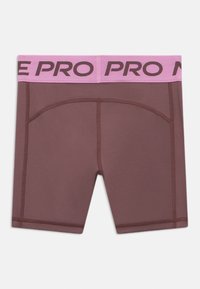 Braune, enganliegende Sportshorts mit einem breiten pinken Bund, auf dem in großen dunklen Buchstaben "PRO" steht.