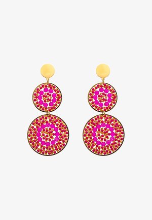 Arany tónusú lógó fülbevalók két kör alakú réteggel, melyek fényes rózsaszín és vörös gyöngyökkel díszítettek, koncentrikus mintázatokban elrendezve.