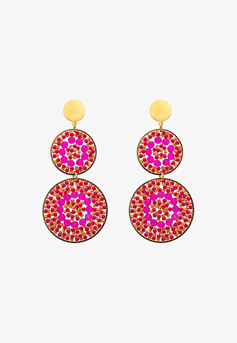 Øreringe med gyldent tonevedhæng med to cirkulære niveauer dekoreret med lyserøde og røde perler arrangeret i koncentriske mønstre.