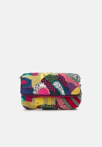 Pequeño bolso de mano rectangular con adornos de cuentas multicolores y lentejuelas en patrones geométricos abstractos sobre tela.
