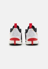Nike Performance TEAM HUSTLE D 11 - Chaussures de basket - white/black/metallic gold/university red