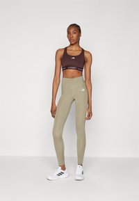 adidas Performance POWERREACT TECHFIT - Sport-bh met medium support - shadow brown