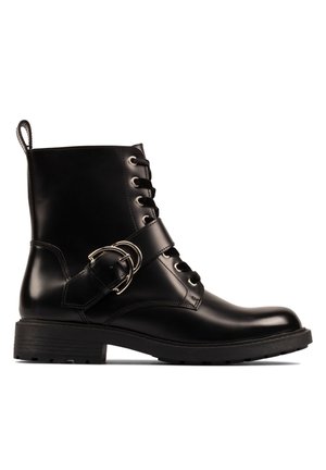 Botte noir en cuir avec fermeture à lacets à l'avant, bout arrondi, semelle épaisse, et sangle décorative à double boucle sur le milieu du pied.