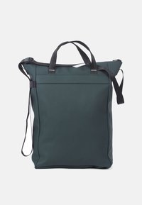 Groene waterdichte draagtas met dubbele bovenhandvaten, een verstelbare schouderband, een ritssluiting en een minimalistisch ontwerp. Heeft contrasterende stiksels.