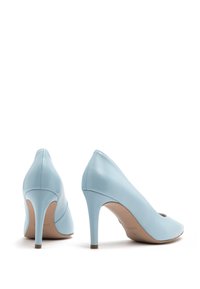 Niebieskie skórzane szpilki z ostrym noskiem, smukłym obcasem w stylu stiletto i gładką fakturą. Posiadają subtelne logo wewnętrzne i minimalistyczny design.