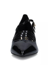 Scarpa nera in vernice con tacco alto, punta affusolata, cinturino alla caviglia e molteplici accenti a strisce tonali sulla parte superiore.