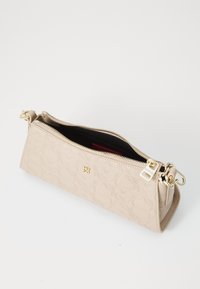 Beige skinnveske med prentet mønster, gullfarget hardware, glidelås lukking, og innsiden i svart. Kompakt rektangulær form.
